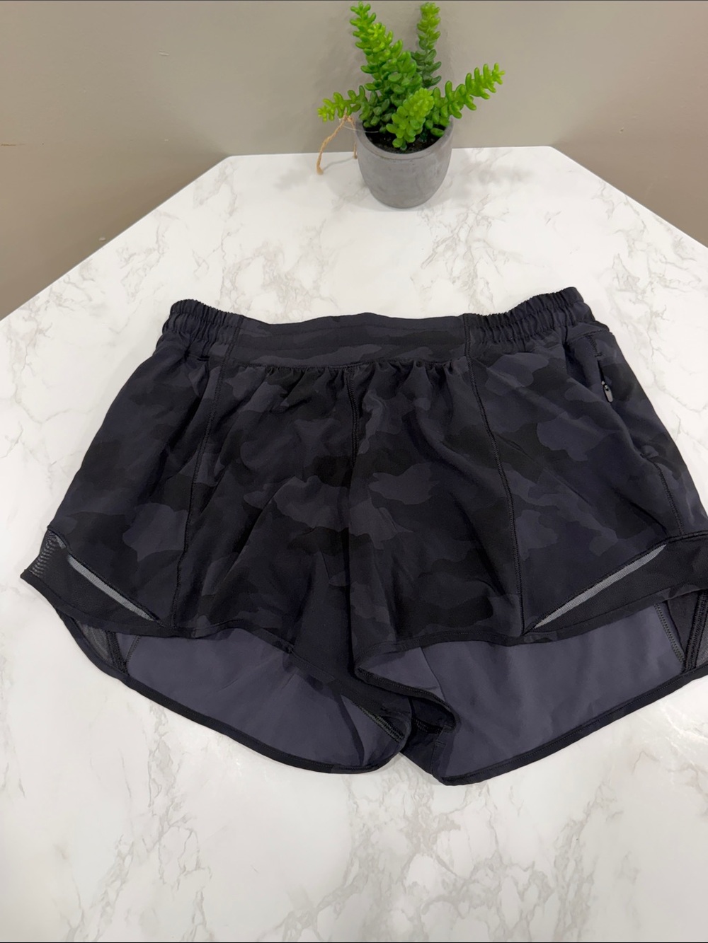 Lululemon Black Camo Women's Athletic Shorts Hotty Hot Size 10 4”inseam